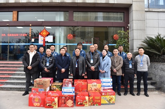 集團公司黨委書記、董事長周燕賓一行看望慰問臨港公司一線員工