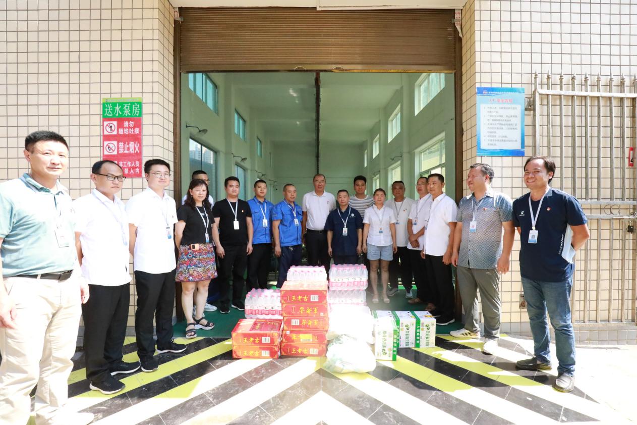 炎炎夏日斗酷暑 慰問(wèn)一線(xiàn)沁人心