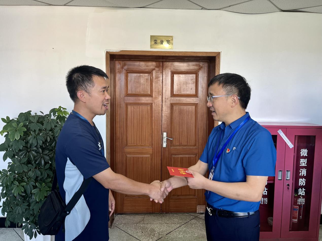 清源水務(wù)公司黨委開(kāi)展2024年“八一” 走訪(fǎng)慰問(wèn)活動(dòng)