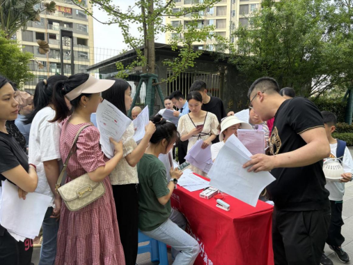 小區現場(chǎng)辦公解難題 助推供水服務(wù)“加速跑” —臨港公司開(kāi)展“進(jìn)小區”五進(jìn)實(shí)踐活動(dòng)