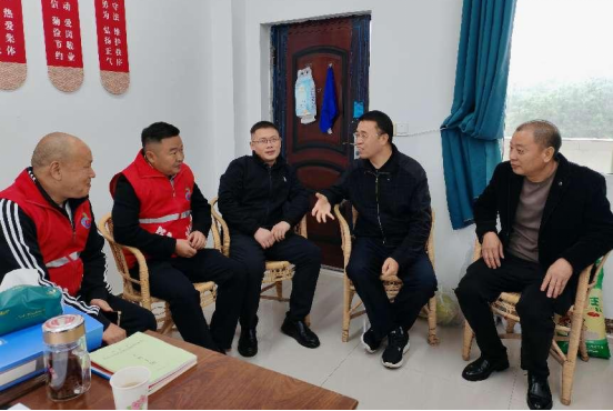 清源水務(wù)天泉公司赴萬(wàn)里村走訪(fǎng)慰問(wèn)駐村干部并開(kāi)展談心談話(huà)