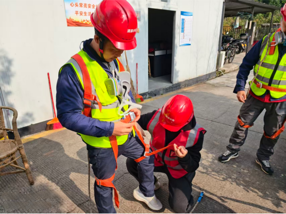 雙色標(biāo)識劃職責(zé) 規(guī)范防護(hù)護(hù)安全——清源水務(wù)公司有限空間作業(yè)管理再提質(zhì)